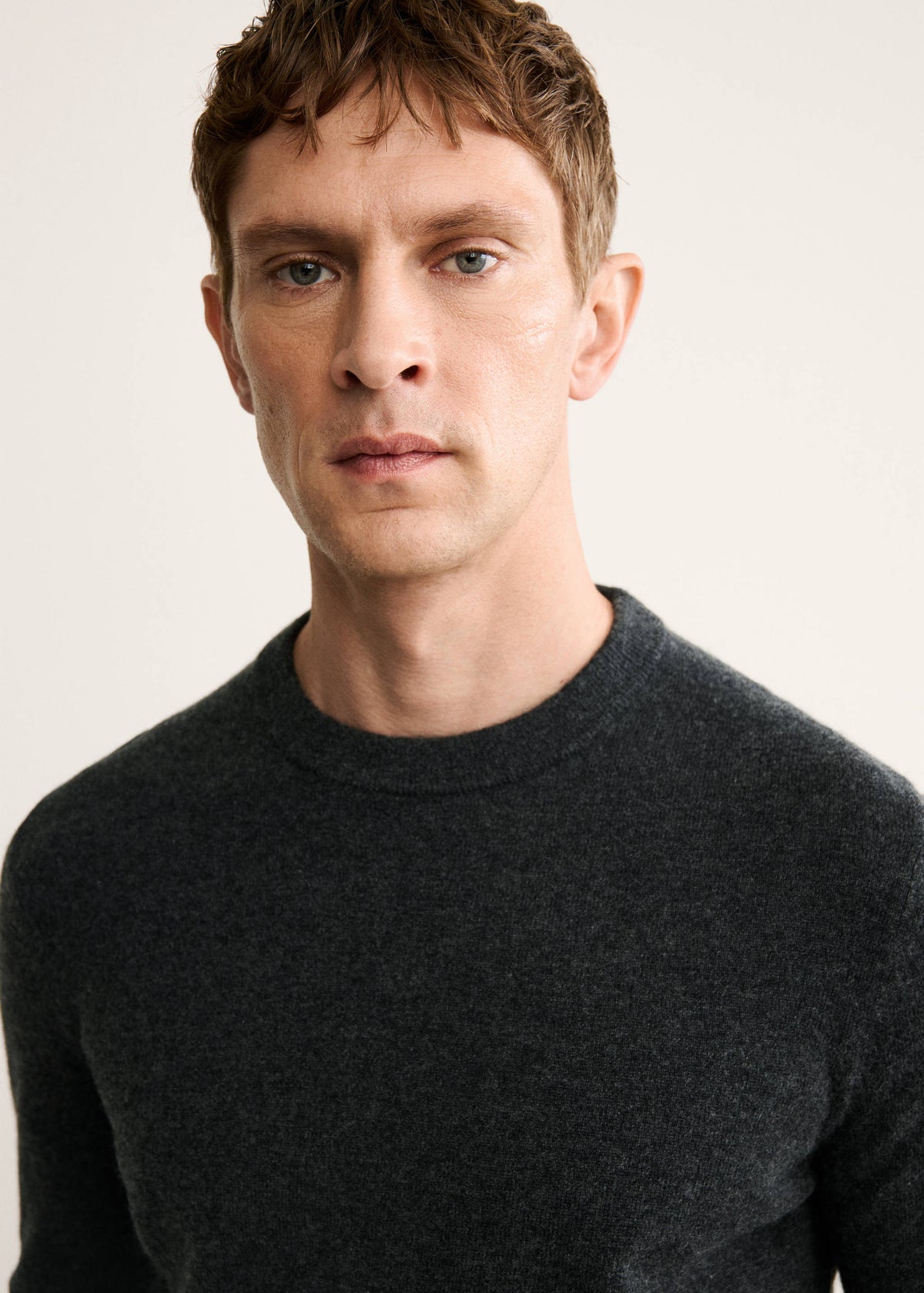 Pure Cashmere Crew Neck Jumper in Charcoal - view 04